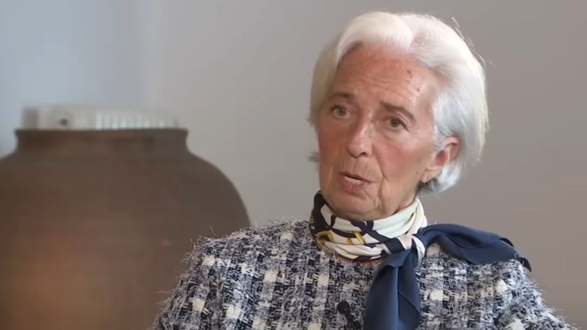 Christine Lagarde, așezată într-un fotoliu în timpul unui interviu